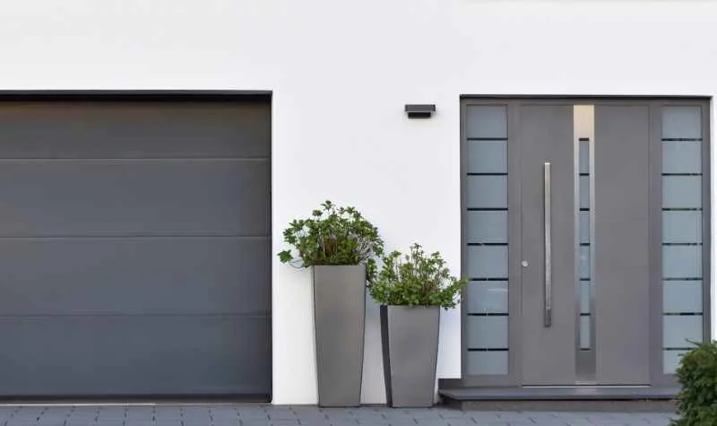 Fenstergitter aus Metall zum Einbruchschutz an einem Kellerfenster
