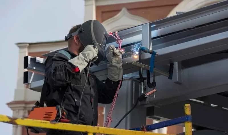 Schweißarbeiten in einer Metallbauwerkstatt